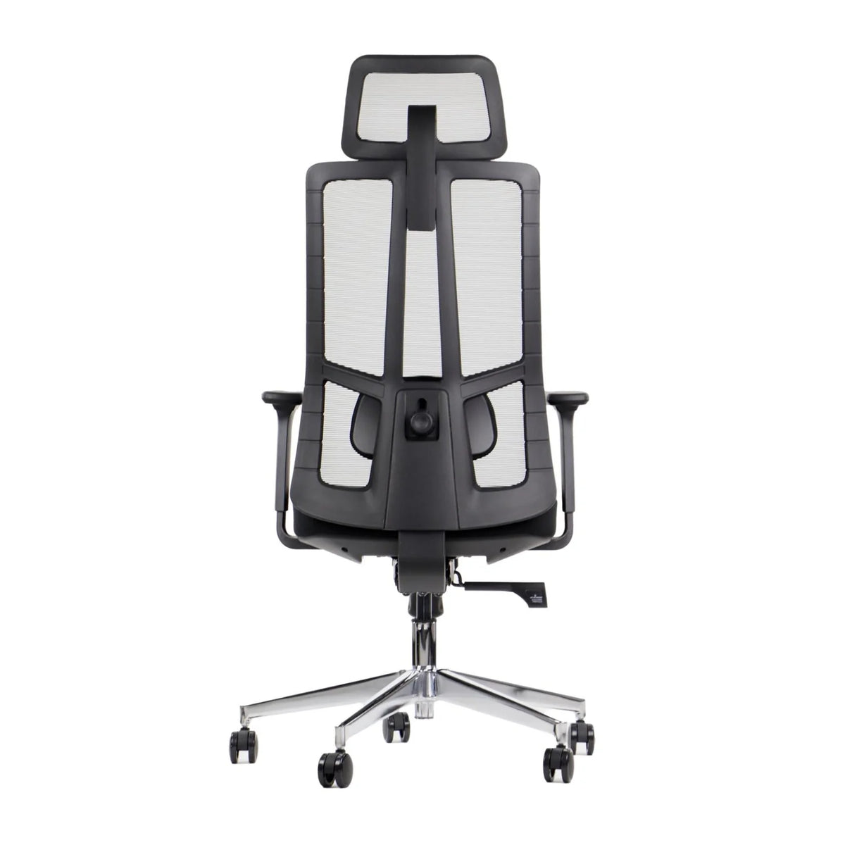 Proizvod je ergonomska uredska stolica, točnije model Akcent. Slika prikazuje pogled na stolicu sa stražnje strane, s elegantnim dizajnom s crnim okvirom i naslonom od mrežaste tkanine za prozračnost. Ima podesive naslone za ruke i kromiranu bazu s kotačićima za mobilnost.