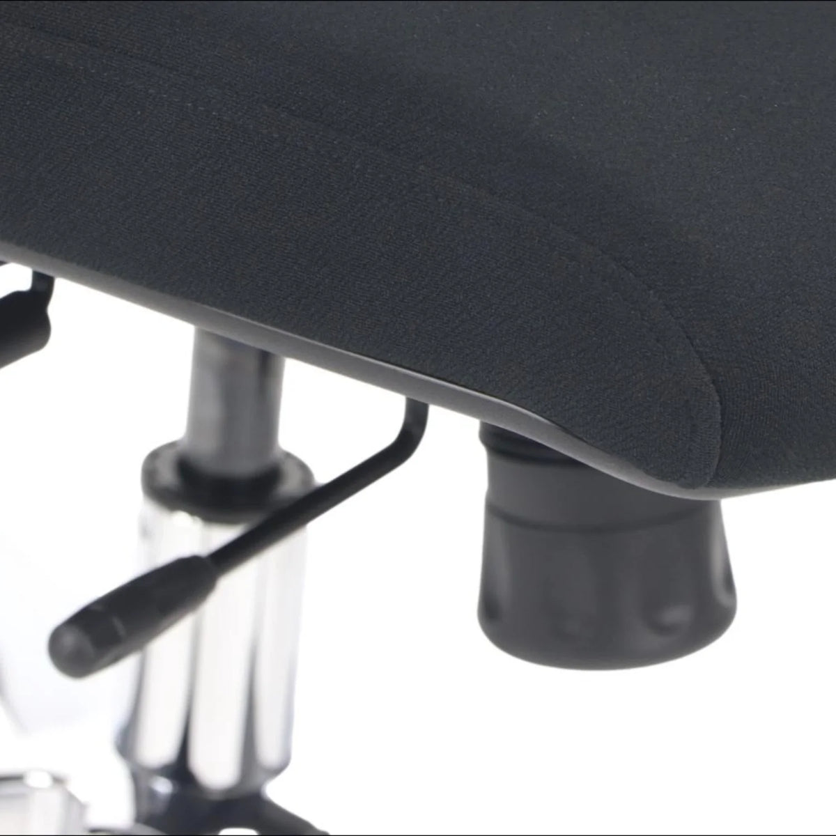 Proizvod je ergonomska uredska stolica, točnije model Akcent. Slika prikazuje krupni plan sjedala stolice s presvlakom od tamne tkanine. Vidljive komponente uključuju polugu za podešavanje i bazu stolice, što ukazuje na njezinu funkciju podešavanja visine.