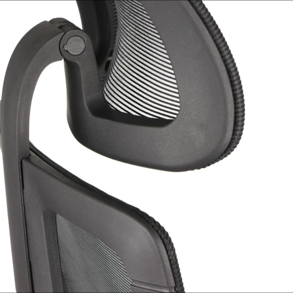 Slika prikazuje ergonomsku uredsku stolicu, točnije model Akcent. Prikazuje krupni plan naslona za leđa i naslona za ruke stolice, ističući elegantan dizajn i prozračnu mrežastu tkaninu koja potiče udobnost i potporu tijekom dugih sati korištenja.
