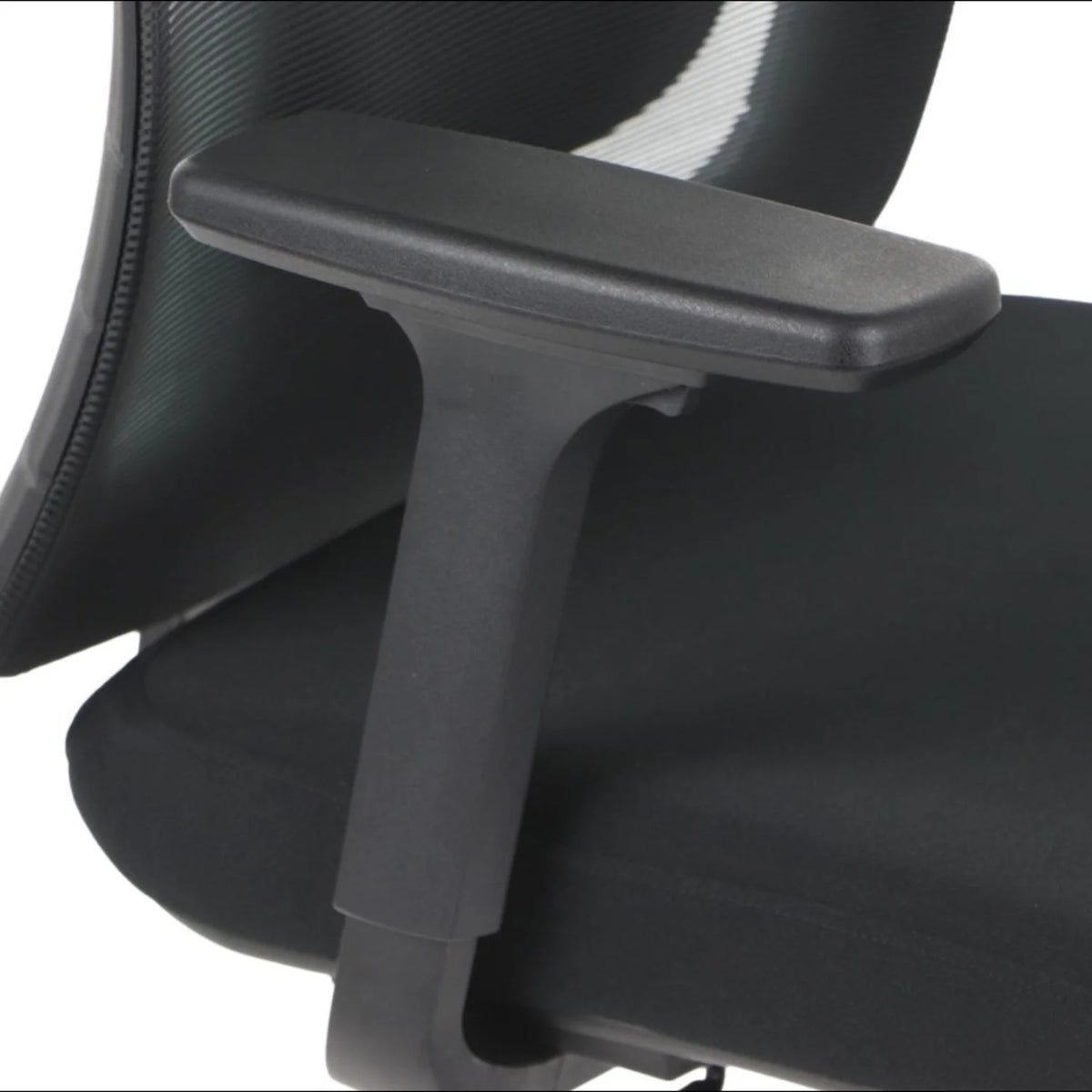 Proizvod je ergonomska uredska stolica, točnije model Akcent. Slika prikazuje krupni plan naslona za ruke stolice, koji je dizajniran za udobnost i potporu. Naslon za ruke izrađen je od čvrstog materijala i odlikuje se elegantnim, modernim dizajnom koji nadopunjuje cjelokupnu estetiku stolice.