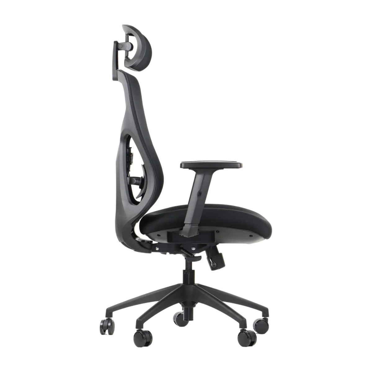 Proizvod je ergonomska uredska stolica, točnije model Arden. Slika prikazuje stolicu sa strane, ističući njezin elegantan dizajn s konturiranim naslonom za leđa i podesivim naslonima za ruke. Stolica ima bazu s pet krakova s kotačićima za mobilnost, naglašavajući udobnost i potporu za dugotrajnu upotrebu.