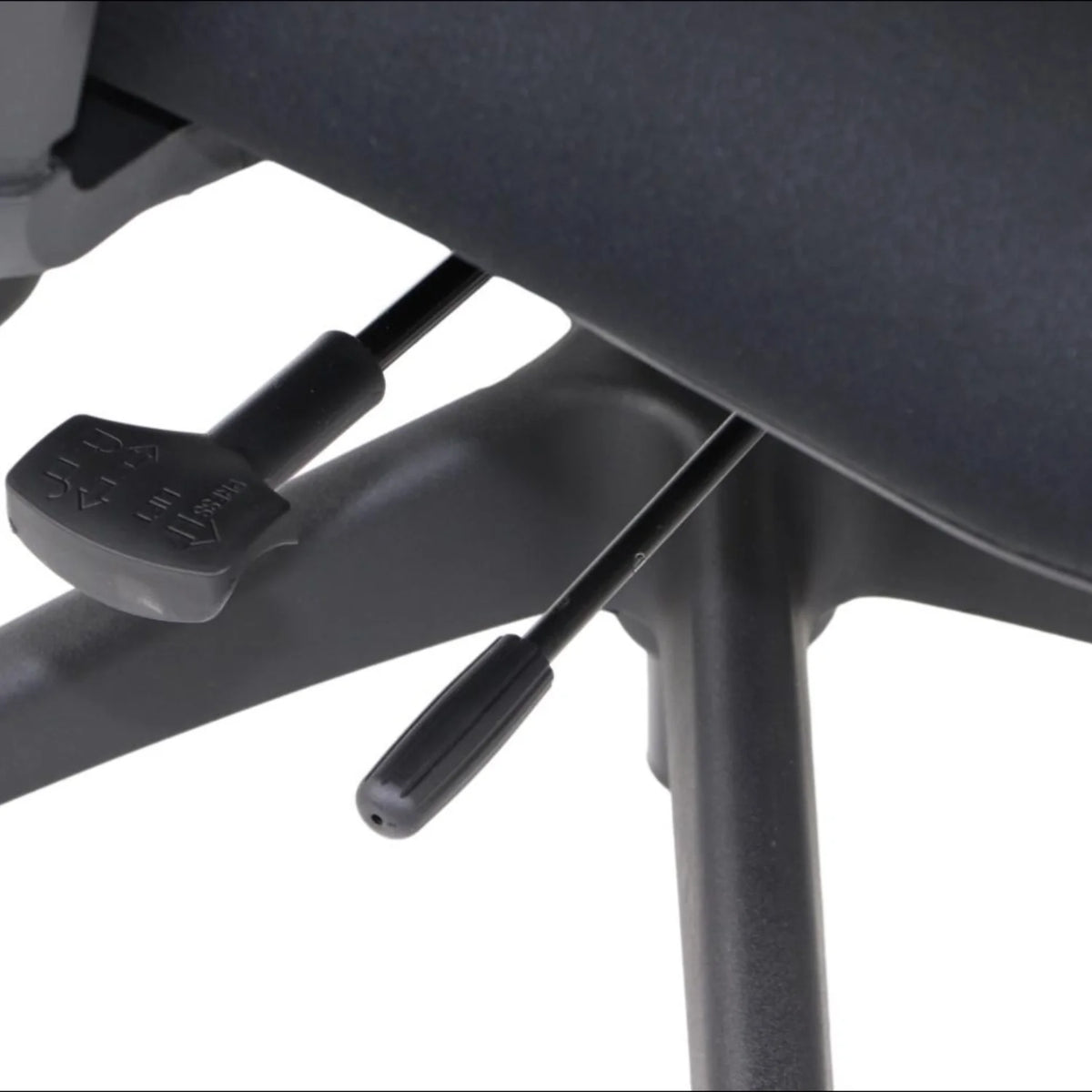 Slika prikazuje ergonomsku uredsku stolicu, točnije model Arden. Prikazuje donju stranu stolice gdje su vidljive poluge za podešavanje, što ukazuje na mehanizme za podešavanje visine i nagiba, koji poboljšavaju udobnost i potporu korisnika tijekom dugotrajnog korištenja.