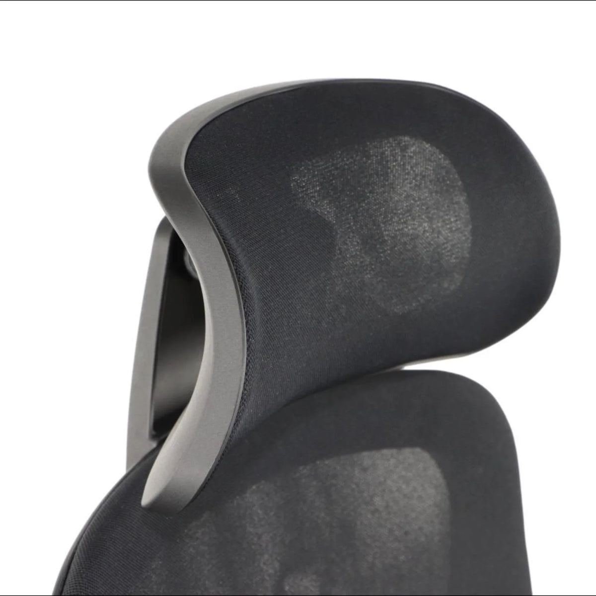 Proizvod je ergonomska uredska stolica, točnije model Arden. Slika prikazuje naslon za leđa stolice, s elegantnim dizajnom od mrežastog materijala za prozračnost i potpornom konturom koja povećava udobnost tijekom produljene upotrebe. Naslon za ruku je također vidljiv, što pridonosi cjelokupnom ergonomskom dizajnu.