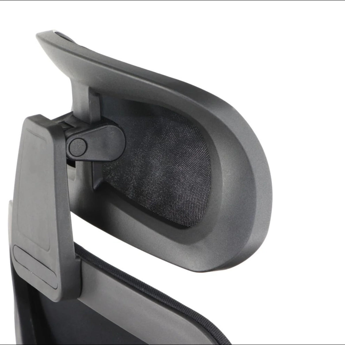 Proizvod je ergonomska uredska stolica, točnije model Arden. Slika prikazuje krupni plan naslona za leđa i naslona za ruku stolice, ističući elegantan dizajn i podesive značajke, uključujući mrežasti materijal za prozračnost i udobnost.