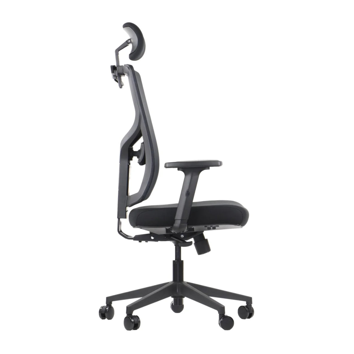Proizvod je ergonomska uredska stolica, točnije model Curtiz. Slika prikazuje stolicu sa strane, ističući njezin elegantan dizajn, podesivi naslon za glavu i naslone za ruke. Stolica ima crni okvir i presvlaku, zajedno s bazom s pet krakova s kotačićima za mobilnost.