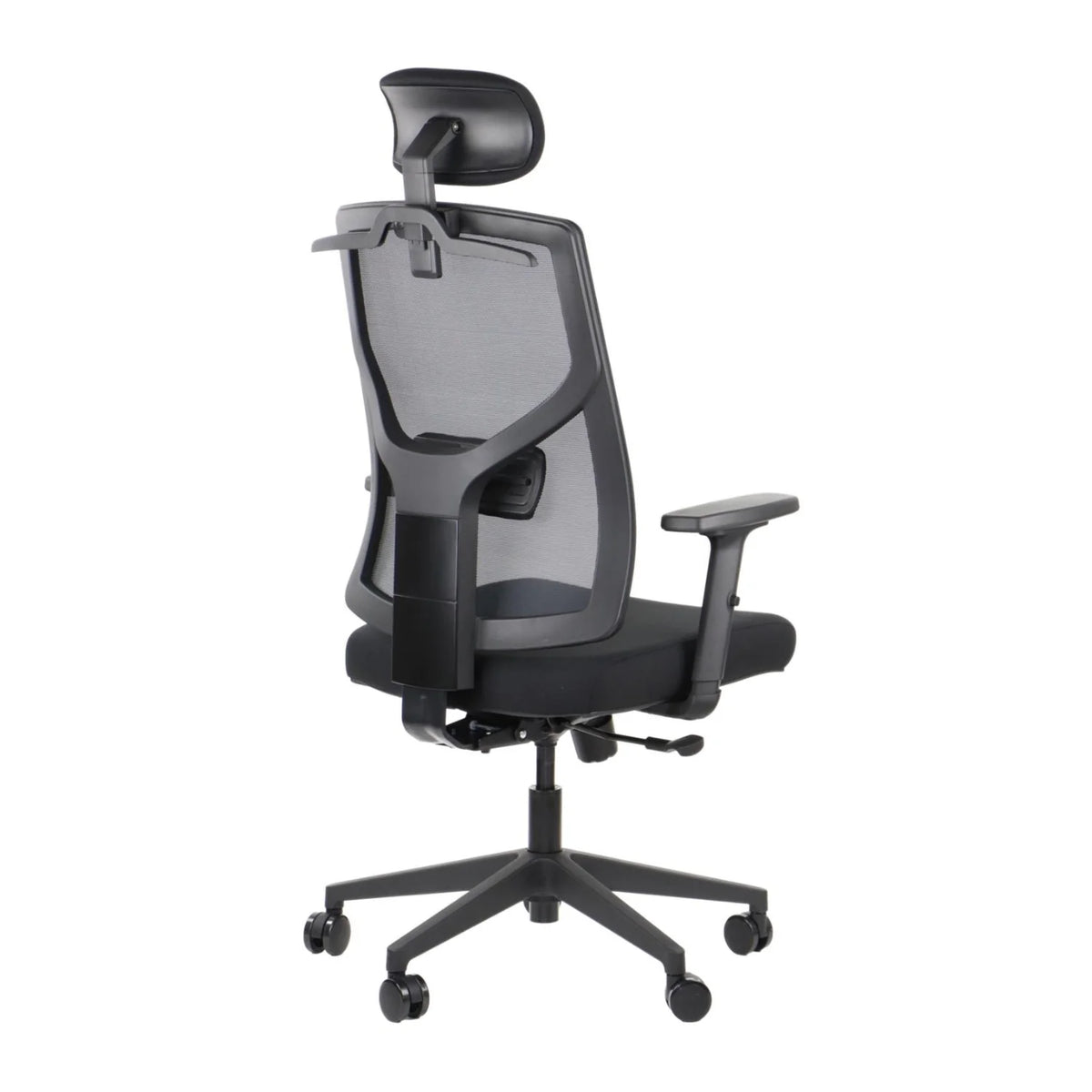 Slika prikazuje ergonomsku uredsku stolicu, točnije model Curtiz. Stolica ima mrežasti naslon za leđa za prozračnost, podesive naslone za ruke i elegantan dizajn s bazom od pet krakova na kotačićima za lako kretanje. Cjelokupna shema boja je pretežito crna, što pridonosi modernoj estetici prikladnoj za uredska okruženja.