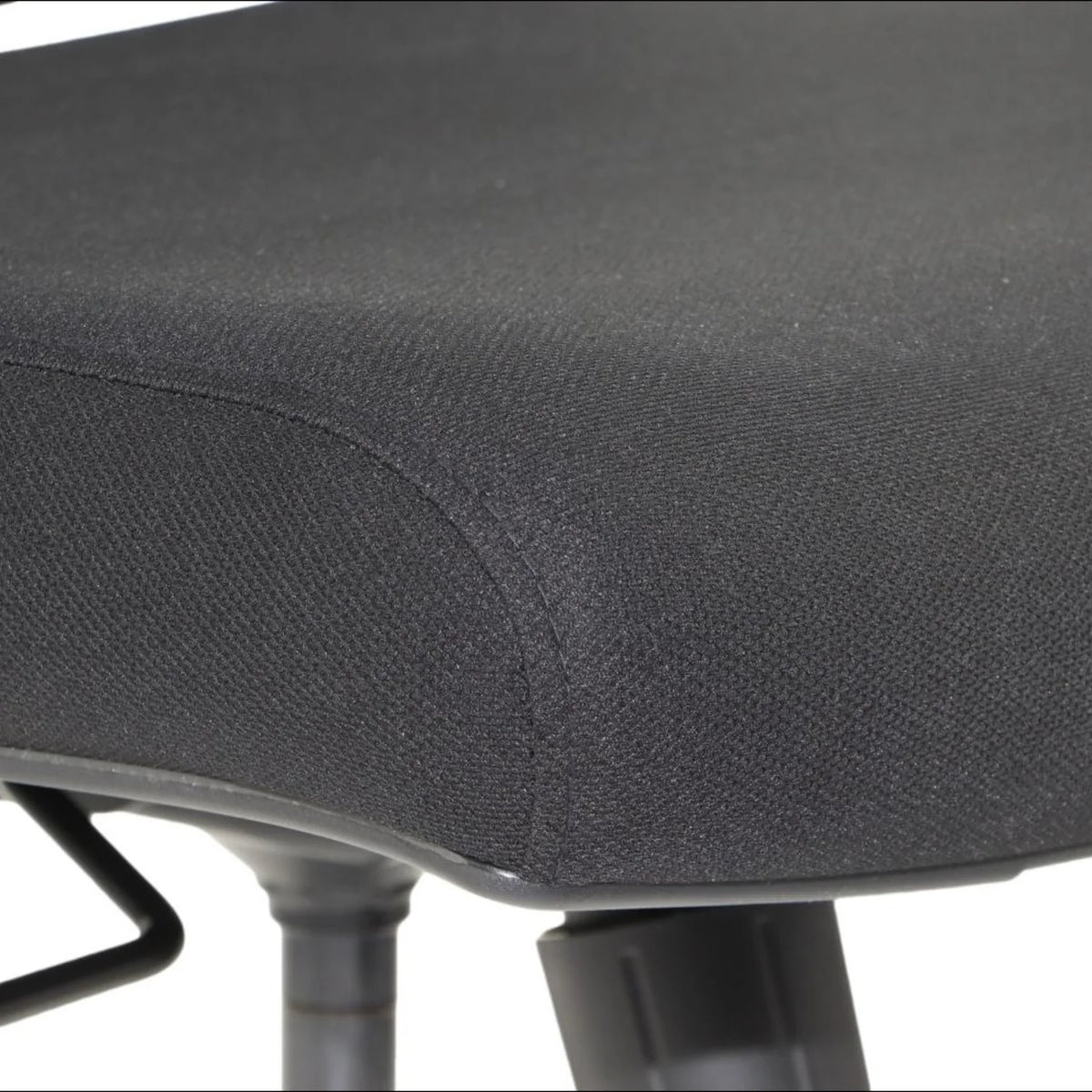 Slika prikazuje dio ergonomske uredske stolice, točnije model Curtiz. Sadrži sjedalo od crne tkanine s teksturiranom površinom, naglašavajući njegov dizajn i udobnost. Fokus je na rubu sjedala i šavovima, što ukazuje na pozornost posvećenu detaljima u izradi.