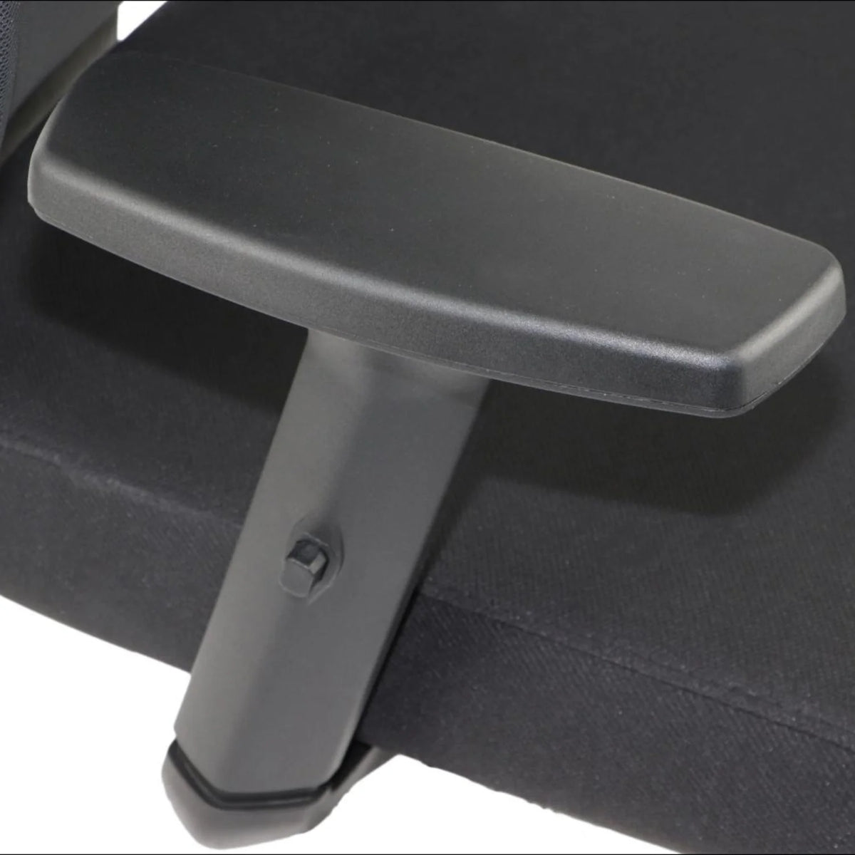 Slika prikazuje ergonomsku uredsku stolicu, točnije model Curtiz. Prikazuje krupni plan naslona za ruke, koji je crne boje i ima glatku površinu. Naslon za ruke je pričvršćen na čvrsti nosač, što ukazuje na fokus na udobnost i izdržljivost. Cjelokupni dizajn djeluje moderno i funkcionalno, prikladno za uredsku uporabu.