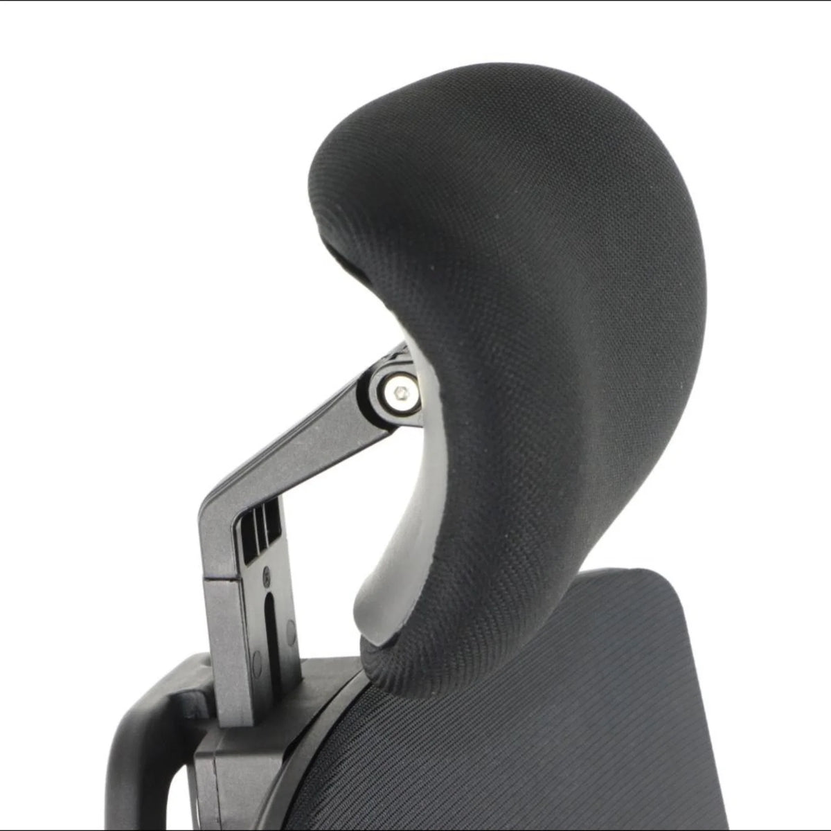 Proizvod je ergonomska uredska stolica, točnije model Curtiz. Slika prikazuje krupni plan naslona za glavu stolice, koji ima zakrivljeni dizajn za udobnost, pričvršćen na podesivi mehanizam. Materijali se čine kao kombinacija tkanine i plastike, naglašavajući ergonomsku potporu.