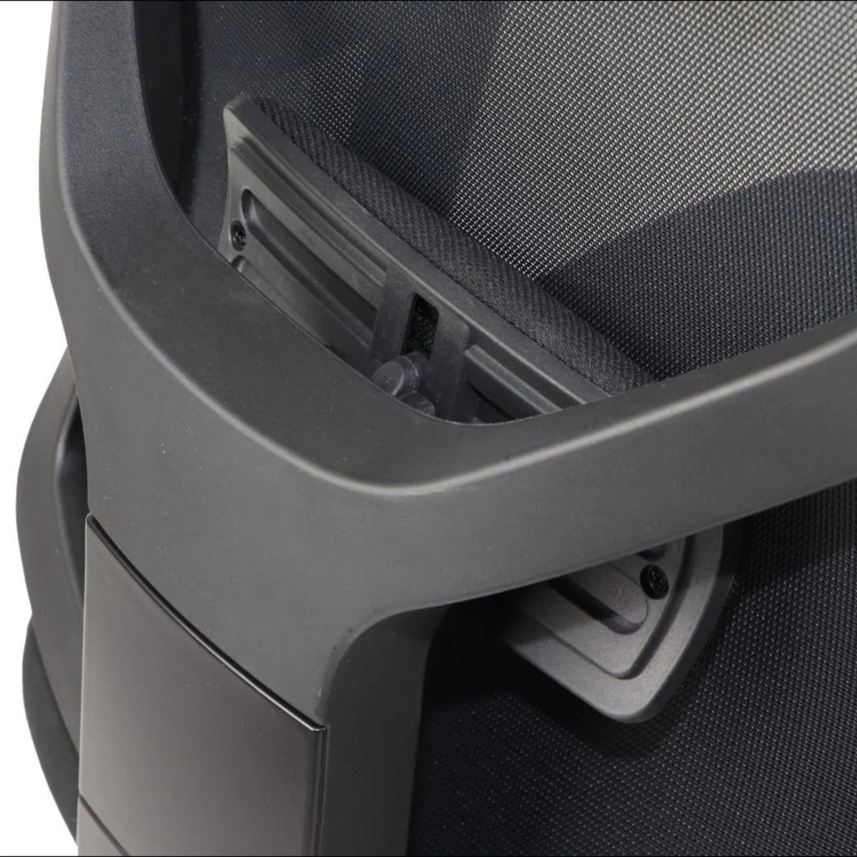Proizvod je ergonomska uredska stolica, točnije model Curtiz. Slika prikazuje krupni plan naslona za leđa stolice, ističući njezin podesivi mehanizam lumbalne potpore i elegantan dizajn okvira. Materijali se čine kao kombinacija mrežaste tkanine i plastike, naglašavajući udobnost i potporu za dugotrajno sjedenje.