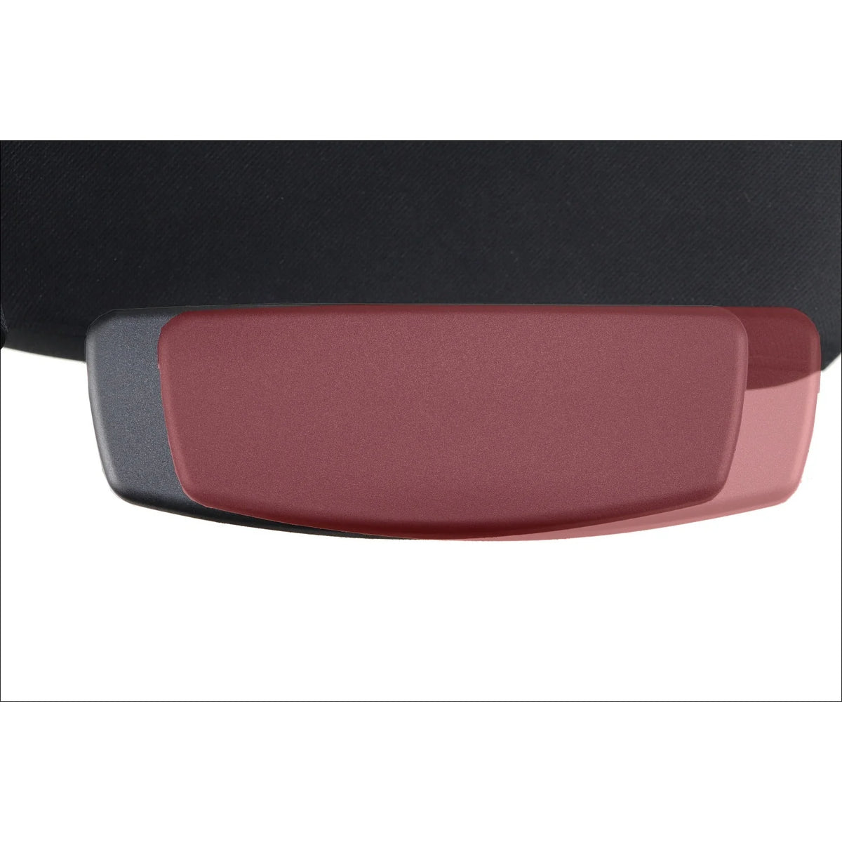 Proizvod je ergonomska uredska stolica, točnije model Curtiz. Slika prikazuje krupni plan naslona za ruku, koji ima elegantan dizajn s kombinacijom crvene i sive boje, na crnoj pozadini. Naslon za ruku ima podstavu za udobnost, naglašavajući ergonomske značajke stolice.