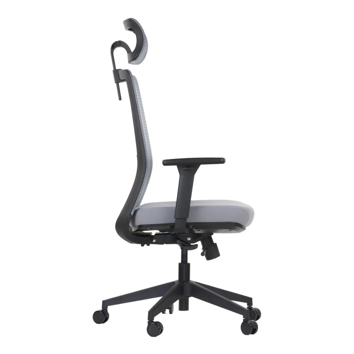 Proizvod je ergonomska uredska stolica, točnije model Cutler. Slika prikazuje stolicu sa strane, ističući njezin elegantan dizajn s mrežastim naslonom za leđa, podesivim naslonima za ruke i podstavljenim sjedalom. Stolica je postavljena na bazu s pet krakova s kotačićima za mobilnost.