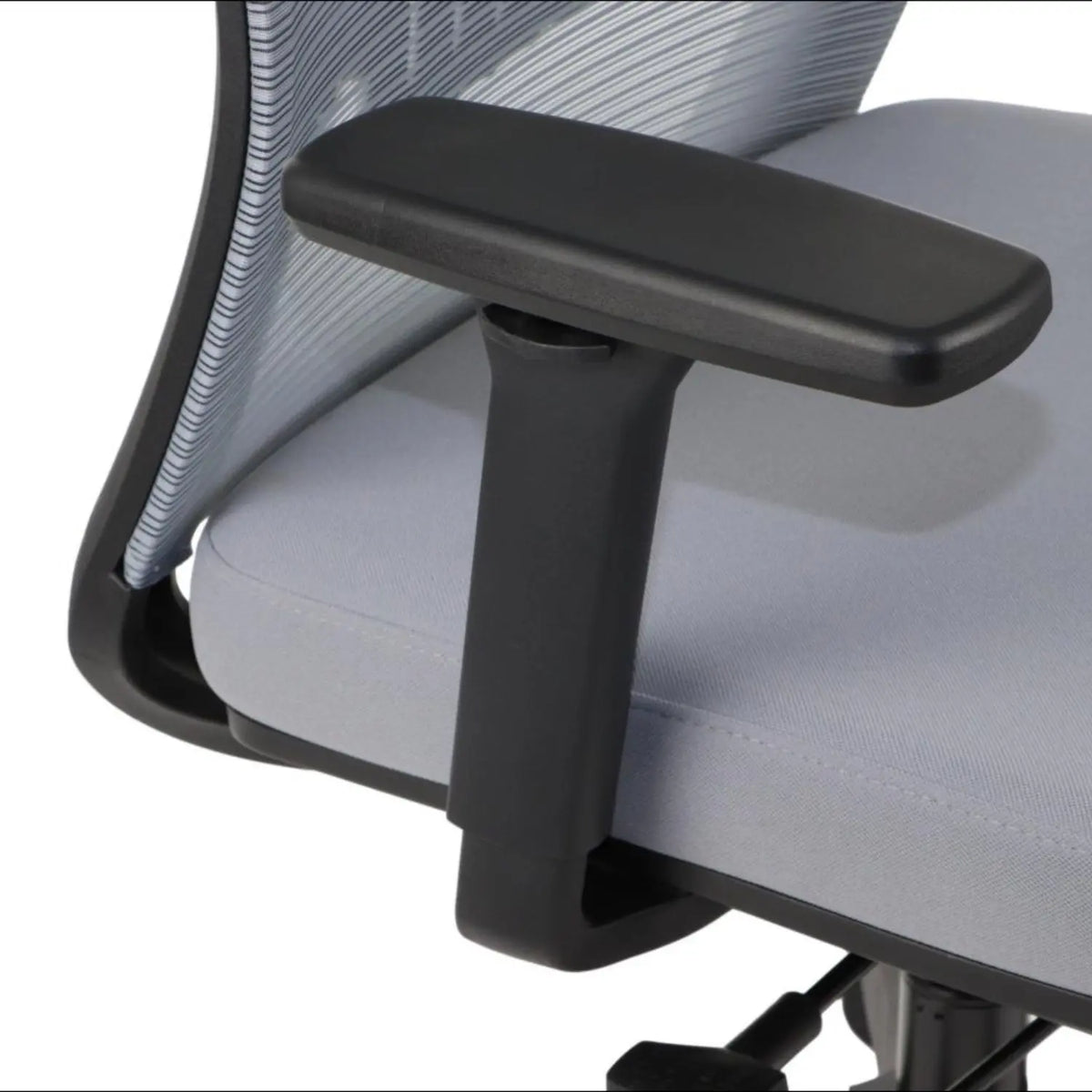 Proizvod je ergonomska uredska stolica, točnije model Cutler. Slika prikazuje krupni plan naslona za ruke stolice, koji je dizajniran za udobnost i potporu. Stolica ima elegantan dizajn sa svijetlim sjedalom i mrežastim naslonom za leđa, koji potiče protok zraka i ergonomsko držanje.