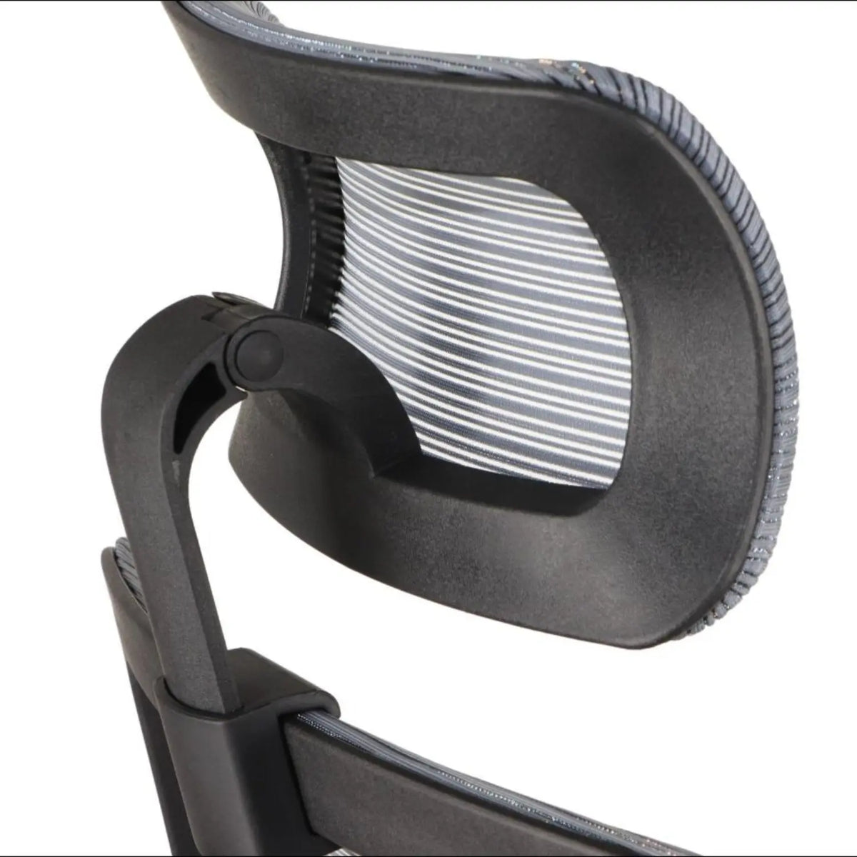 Proizvod je ergonomska uredska stolica, točnije model Cutler. Slika prikazuje krupni plan naslona za leđa stolice, ističući njezin elegantan dizajn i podesive značajke. Naslon za leđa izrađen je od mrežastog materijala koji potiče protok zraka, a stolica uključuje mehanizam za naginjanje za dodatnu udobnost i potporu.