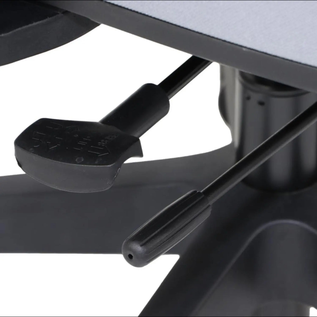 Proizvod je ergonomska uredska stolica, točnije model Cutler. Slika prikazuje poluge za podešavanje stolice, koje se koriste za podešavanje visine i nagiba, ističući njezine ergonomske značajke dizajna koje potiču udobnost i potporu tijekom dugotrajne uporabe.
