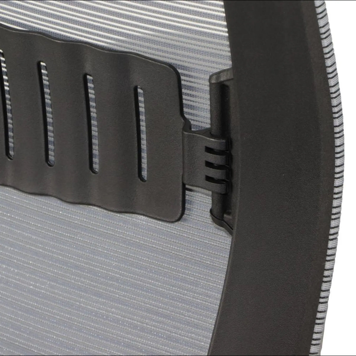 Proizvod je ergonomska uredska stolica, točnije model Cutler. Slika prikazuje krupni plan naslona za leđa stolice, ističući crni plastični mehanizam za podešavanje i teksturiranu sivu tkaninu. Dizajn sugerira usmjerenost na udobnost i potporu za korisnika.