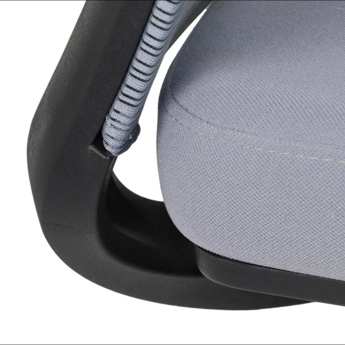 Proizvod je ergonomska uredska stolica, točnije model Cutler. Slika prikazuje krupni plan naslona za ruke i sjedala stolice, ističući teksturiranu tkaninu sjedala i elegantan dizajn naslona za ruke, koji ima crni okvir i potpornu strukturu.
