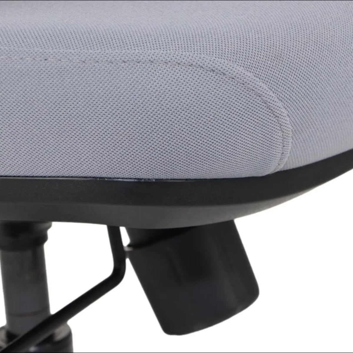 Slika prikazuje ergonomsku uredsku stolicu, točnije model Cutler. Prikazuje krupni plan sjedala stolice, koje je presvučeno svijetlosivom tkaninom. Dizajn uključuje elegantan rub i vidljivi mehanizam za podešavanje ispod sjedala, što ukazuje na njegove ergonomske značajke usmjerene na poboljšanje udobnosti i potpore.