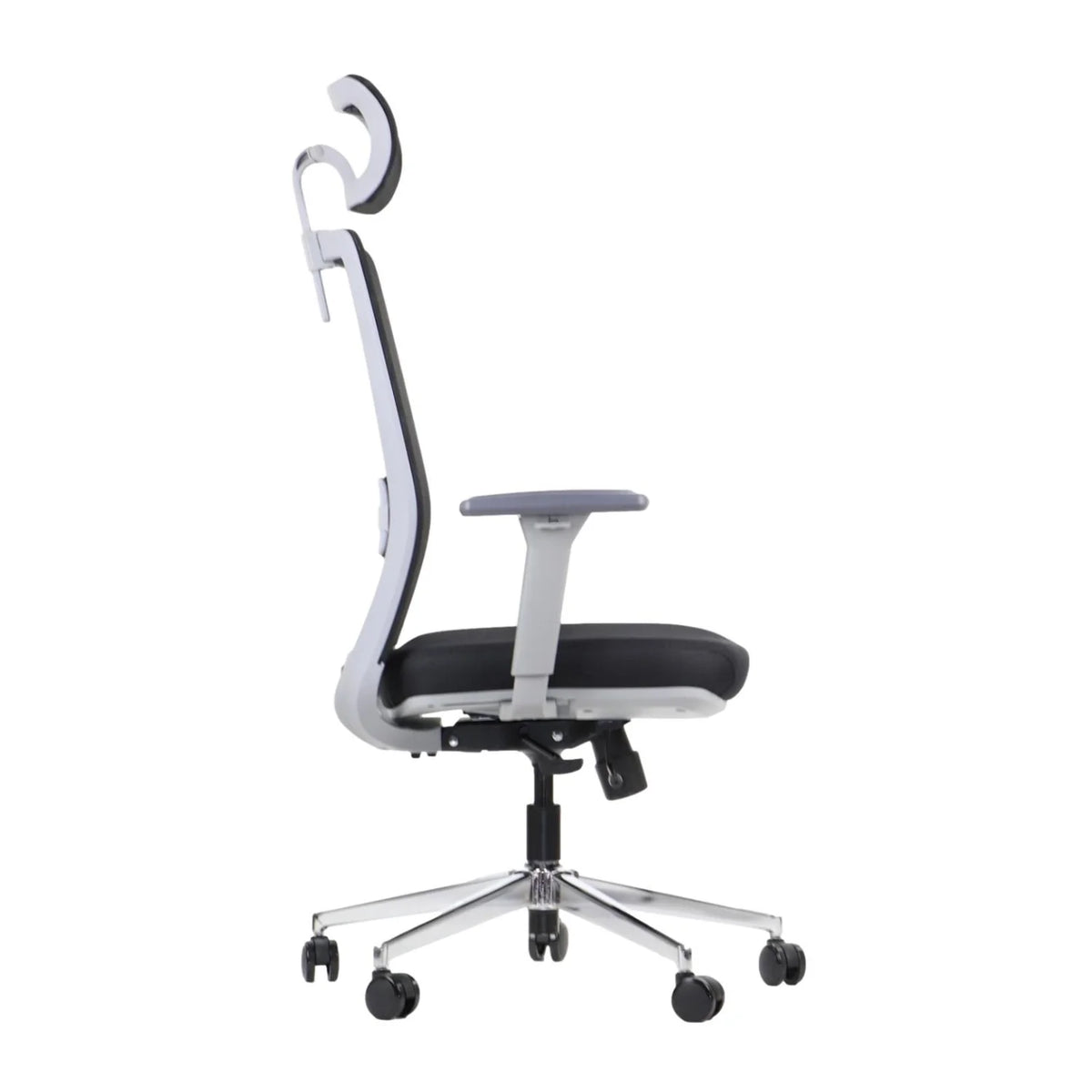 Proizvod je ergonomska uredska stolica, točnije model Cutler GF. Slika prikazuje stolicu sa strane, ističući njezin elegantan dizajn sa zakrivljenim naslonom za leđa, podesivim naslonima za ruke i kromiranom bazom s kotačićima za mobilnost. Cjelokupna estetika kombinira moderne elemente s funkcionalnošću, čineći je prikladnom za uredska okruženja.