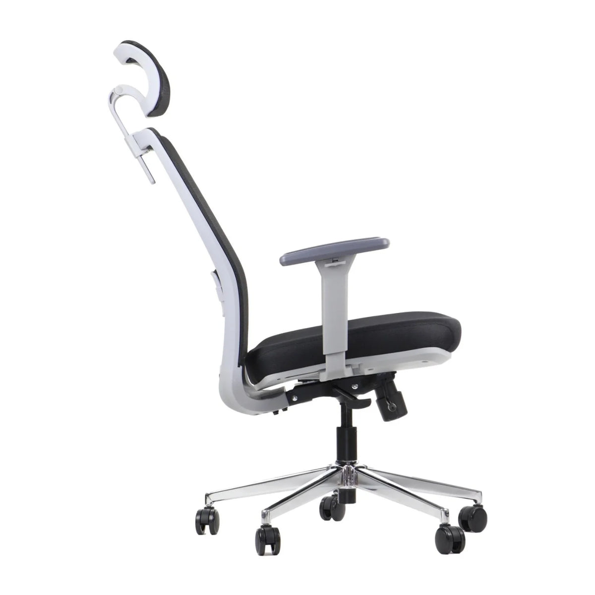 Proizvod je ergonomska uredska stolica, točnije model Cutler GF. Slika prikazuje stolicu sa strane, ističući njezin elegantan dizajn sa zakrivljenim naslonom za leđa, podesivim naslonima za ruke i kromiranom bazom s kotačićima za mobilnost. Stolica kombinira crne i sive materijale, naglašavajući udobnost i modernu estetiku.
