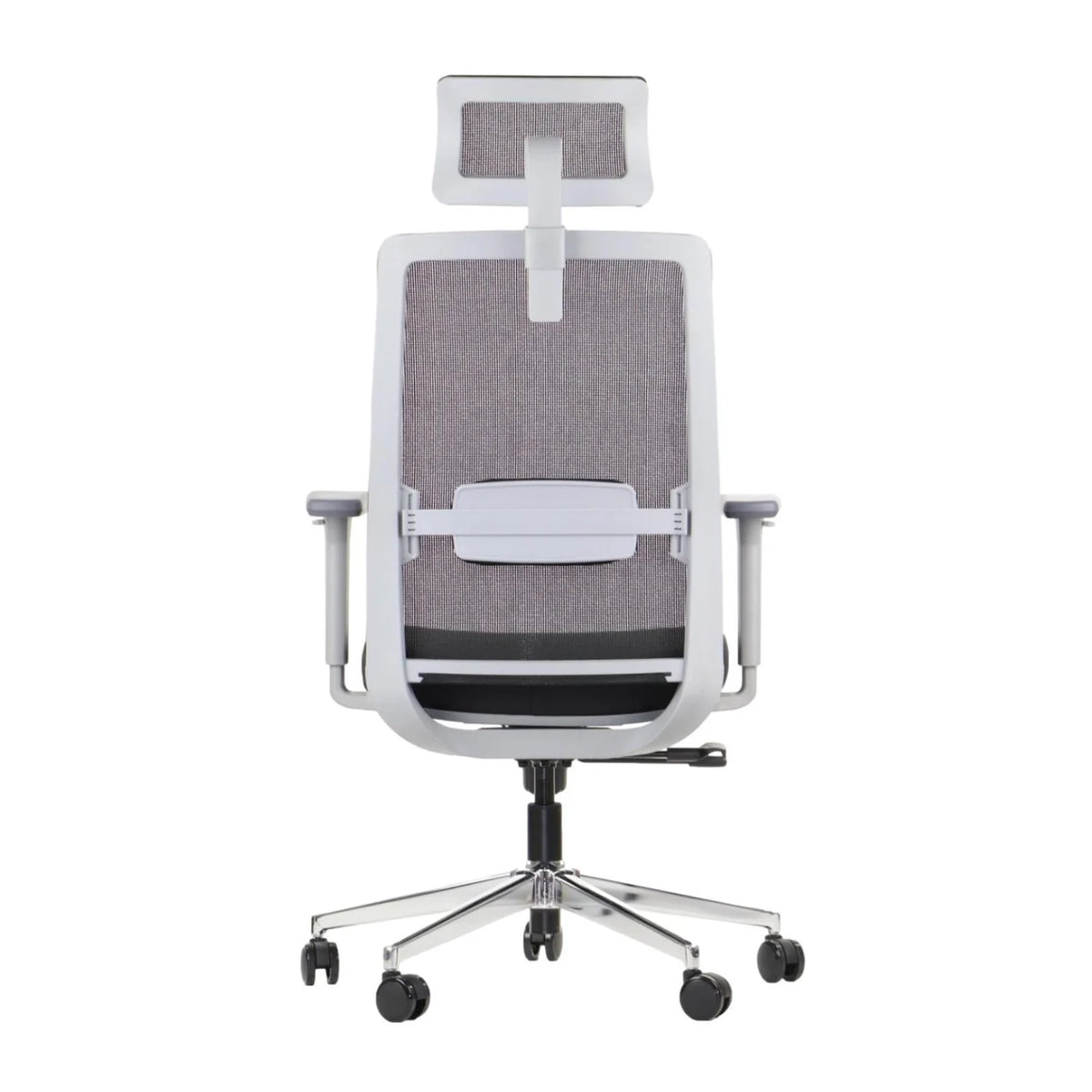 Proizvod je ergonomska uredska stolica, točnije model Cutler GF. Slika prikazuje pogled na stolicu sa stražnje strane, koju karakterizira elegantan dizajn s mrežastim naslonom za prozračnost, podesivim naslonom za glavu i naslonima za ruke. Baza je kromirana, a stolica je opremljena kotačićima za mobilnost.