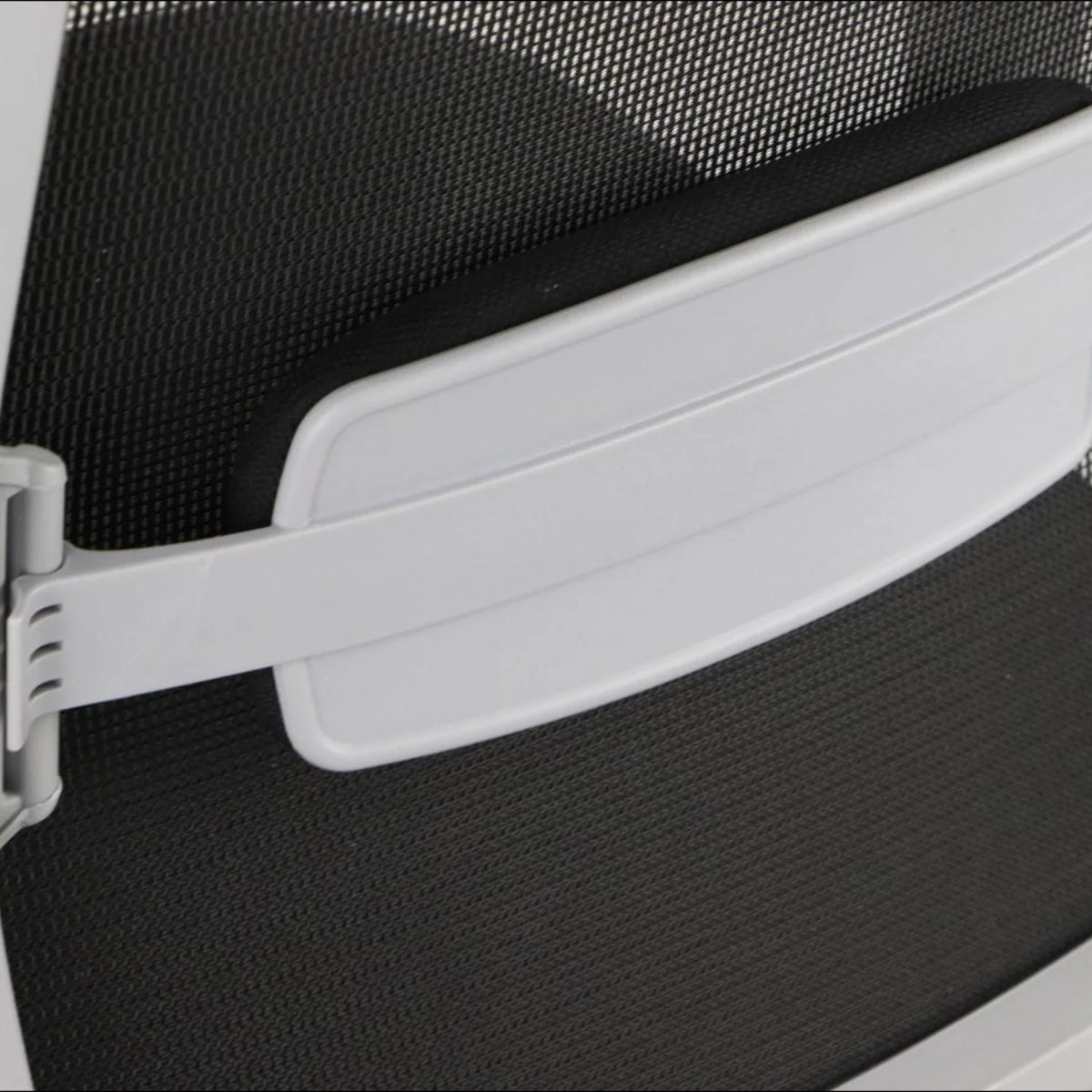 Proizvod je ergonomska uredska stolica, točnije model Cutler GF. Slika prikazuje krupni plan naslona za leđa stolice, ističući bijeli podesivi mehanizam za lumbalnu potporu na crnoj mrežastoj tkanini.