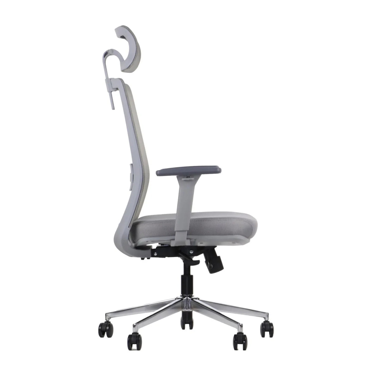 Proizvod je ergonomska uredska stolica, točnije model Cutler GF. Slika prikazuje stolicu sa strane, ističući njezin elegantan dizajn, podesive naslone za ruke i moderan naslon za leđa koji pruža potporu. Baza ima konfiguraciju u obliku zvijezde s pet krakova s kotačićima za mobilnost.