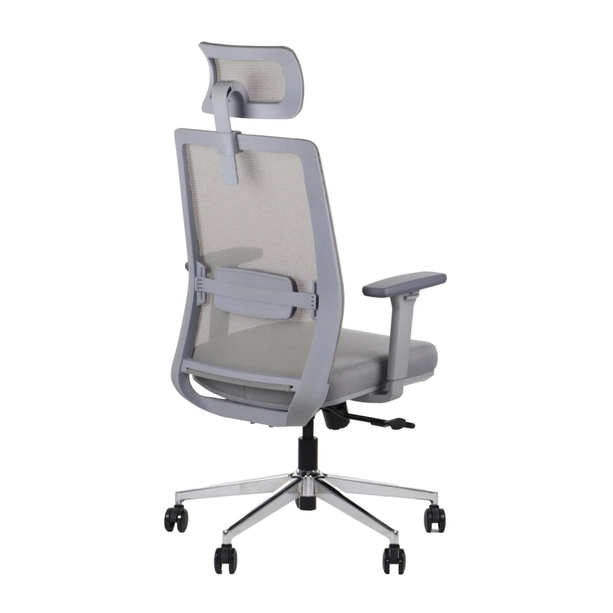 Proizvod je ergonomska uredska stolica, točnije model Cutler GF. Slika prikazuje pogled na stolicu sa stražnje strane, s mrežastim naslonom za leđa za prozračnost, podesivim naslonima za ruke i elegantnim dizajnom s kromiranom bazom i kotačićima za mobilnost.