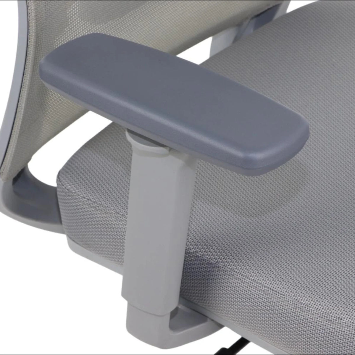 Proizvod je ergonomska uredska stolica, točnije model Cutler GF. Slika prikazuje krupni plan naslona za ruke, koji je sive boje i elegantnog dizajna, zajedno s mrežastim sjedalom koje sugerira prozračnost i udobnost. Cjelokupna estetika djeluje moderno i funkcionalno, prikladno za uredska okruženja.