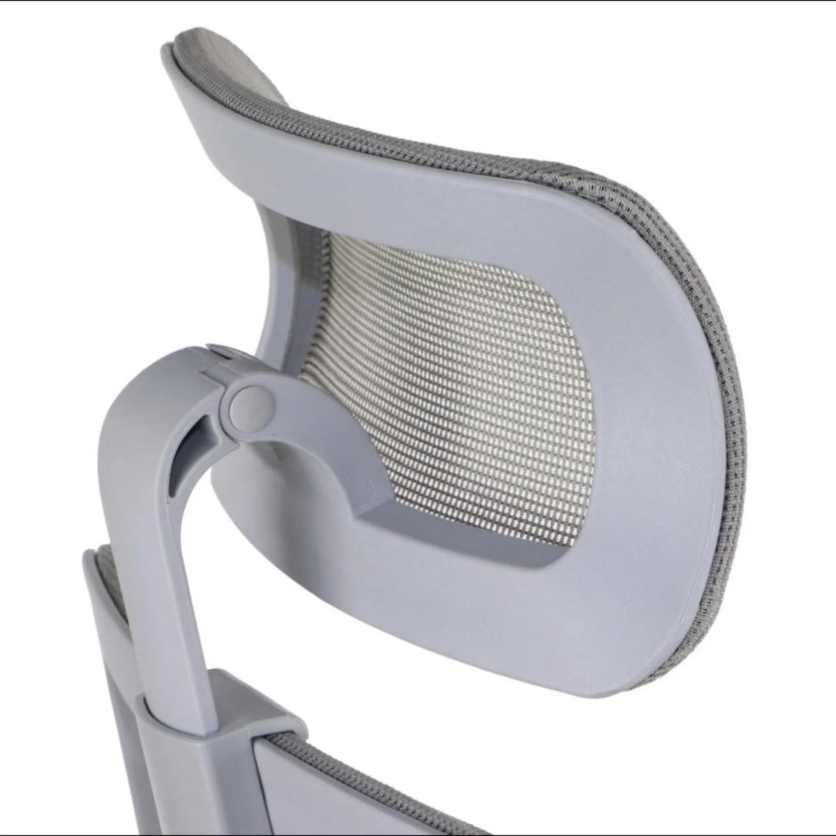 Proizvod je ergonomska uredska stolica, točnije model Cutler GF. Slika prikazuje naslon za leđa stolice, koji ima mrežasti dizajn za prozračnost, zajedno s elegantnim sivim okvirom. Vidljiv je i podesivi naslon za ruku, što ističe ergonomska svojstva stolice.