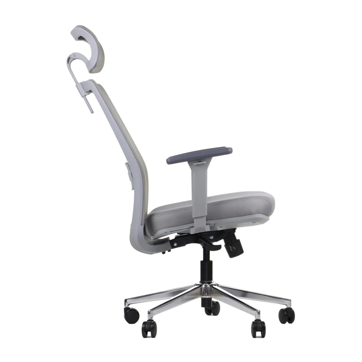 Proizvod je ergonomska uredska stolica, točnije model Cutler GF. Slika prikazuje stolicu sa strane, ističući njezin elegantan dizajn, podesive naslone za ruke i naslon za leđa koji pruža potporu. Baza ima kromiranu završnu obradu s rotirajućim kotačićima za mobilnost.