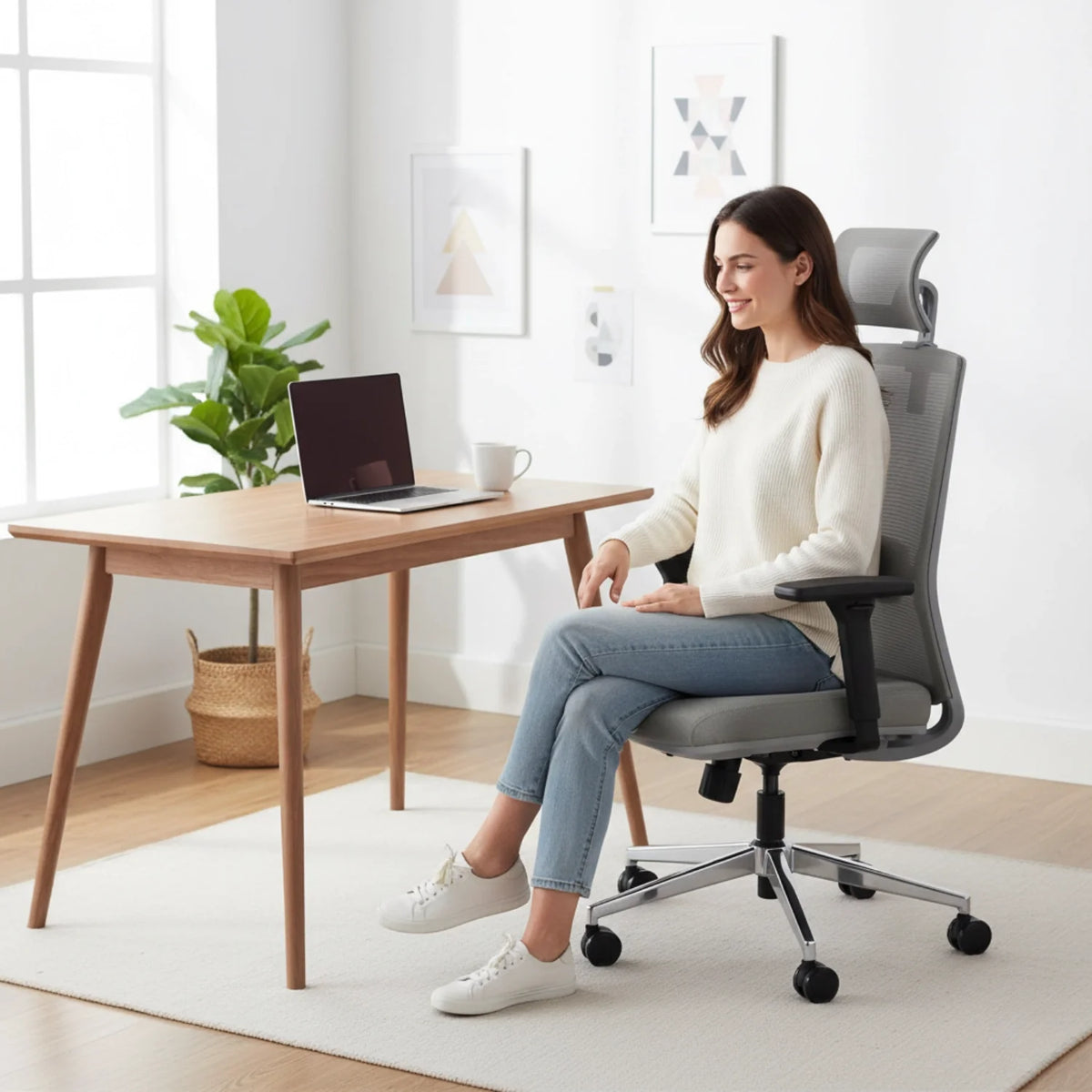Slika prikazuje ergonomsku uredsku stolicu, točnije model Cutler. Žena sjedi u stolici koja ima moderan dizajn s mrežastim naslonom za leđa radi prozračnosti. U pozadini je drveni radni stol s prijenosnim računalom i šalicom, uz biljku u tegli, stvarajući ugodnu atmosferu u radnom prostoru.