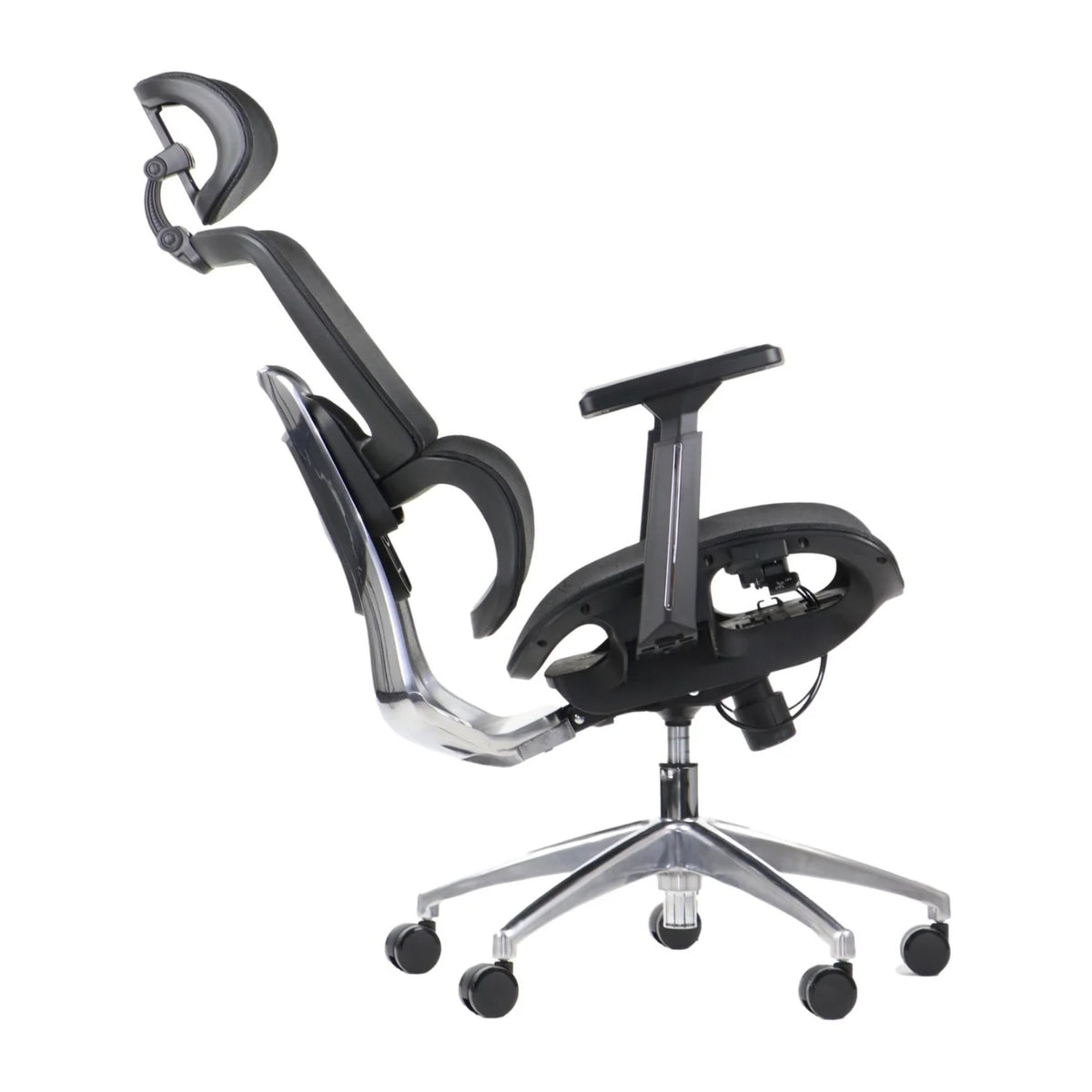 Proizvod je ergonomska uredska stolica, točnije model Ergonew A1. Slika prikazuje stolicu s bočne strane, ističući njezin elegantan dizajn sa zakrivljenim naslonom za leđa, podesivim naslonima za ruke i kromiranim postoljem s kotačićima za mobilnost. Čini se da stolica daje prednost udobnosti i potpori, prikladna za duge sate korištenja.