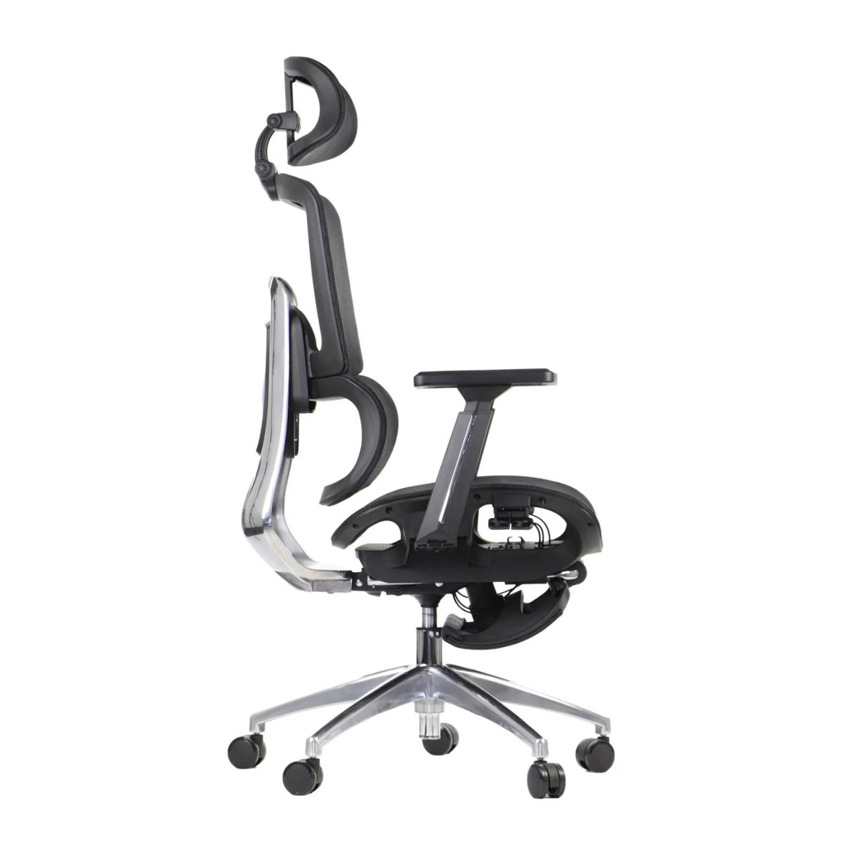 Proizvod je ergonomska uredska stolica, točnije model Ergonew A1F. Slika prikazuje stolicu sa strane, ističući njezin elegantan dizajn s potpornim naslonom za leđa i podesivim naslonima za ruke. Stolica se odlikuje modernom estetikom s kombinacijom crnih i srebrnih elemenata, a montirana je na bazu s pet krakova s kotačićima za mobilnost.