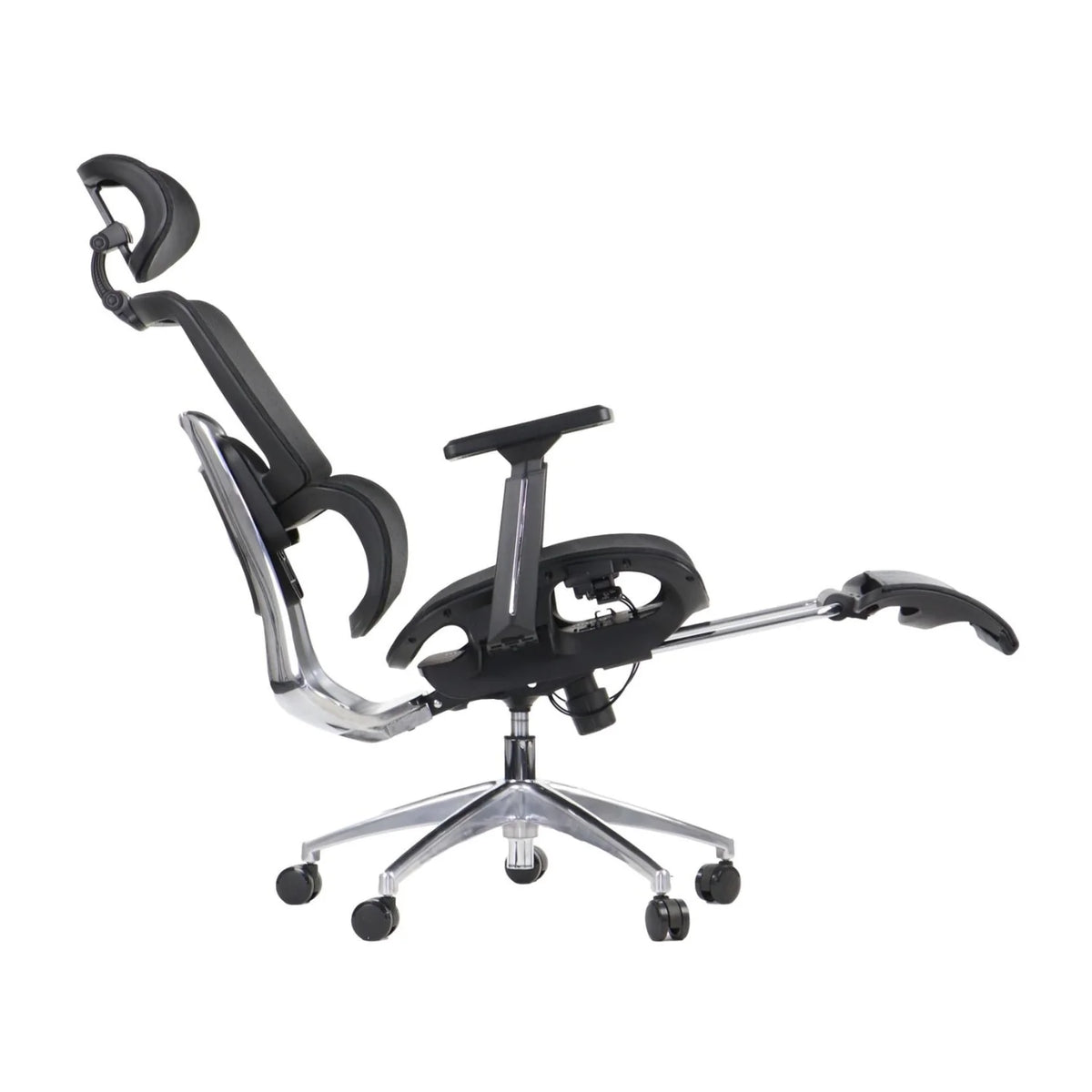 Proizvod je ergonomska uredska stolica, točnije model Ergonew A1F. Slika prikazuje stolicu iz bočnog kuta, ističući njezin elegantan dizajn s kromiranim postoljem, podesivim naslonima za ruke i oblikovanim naslonom za leđa. Stolica također ima mehanizam za naginjanje i oslonac za noge, naglašavajući njezin ergonomski dizajn za udobnost tijekom dugih sati.