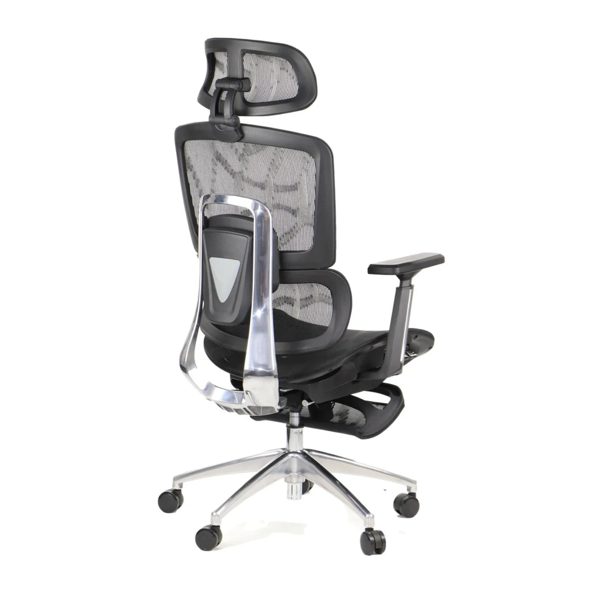 Proizvod je ergonomska uredska stolica, točnije model Ergonew A1F. Slika prikazuje stolicu iz bočnog kuta, ističući njezin mrežasti naslon za leđa, podesive naslone za ruke i elegantno kromirano postolje s kotačićima za mobilnost. Dizajn naglašava udobnost i potporu, prikladnu za duge sate korištenja.