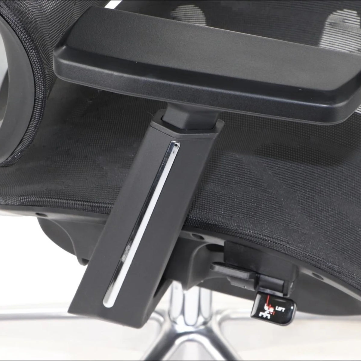 Slika prikazuje ergonomsku uredsku stolicu, točnije model Ergonew A1F. Prikazuje krupan plan naslona za ruke i mehanizma za podešavanje, ističući elegantan dizajn i funkcionalnost stolice. Naslon za ruke ima moderan, minimalistički stil, a u blizini baze vidljiva je poluga za podešavanje visine.