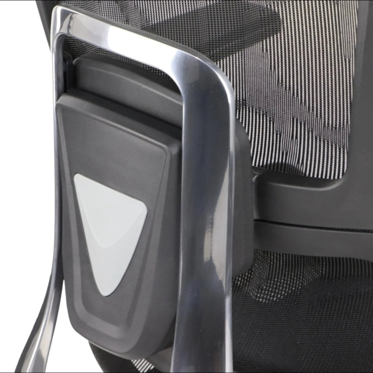 Proizvod je ergonomska uredska stolica, točnije model Ergonew A1F. Slika prikazuje krupni plan naslona za leđa stolice, ističući elegantan metalni okvir i crnu mrežastu tkaninu, što sugerira moderan dizajn usmjeren na udobnost i potporu.