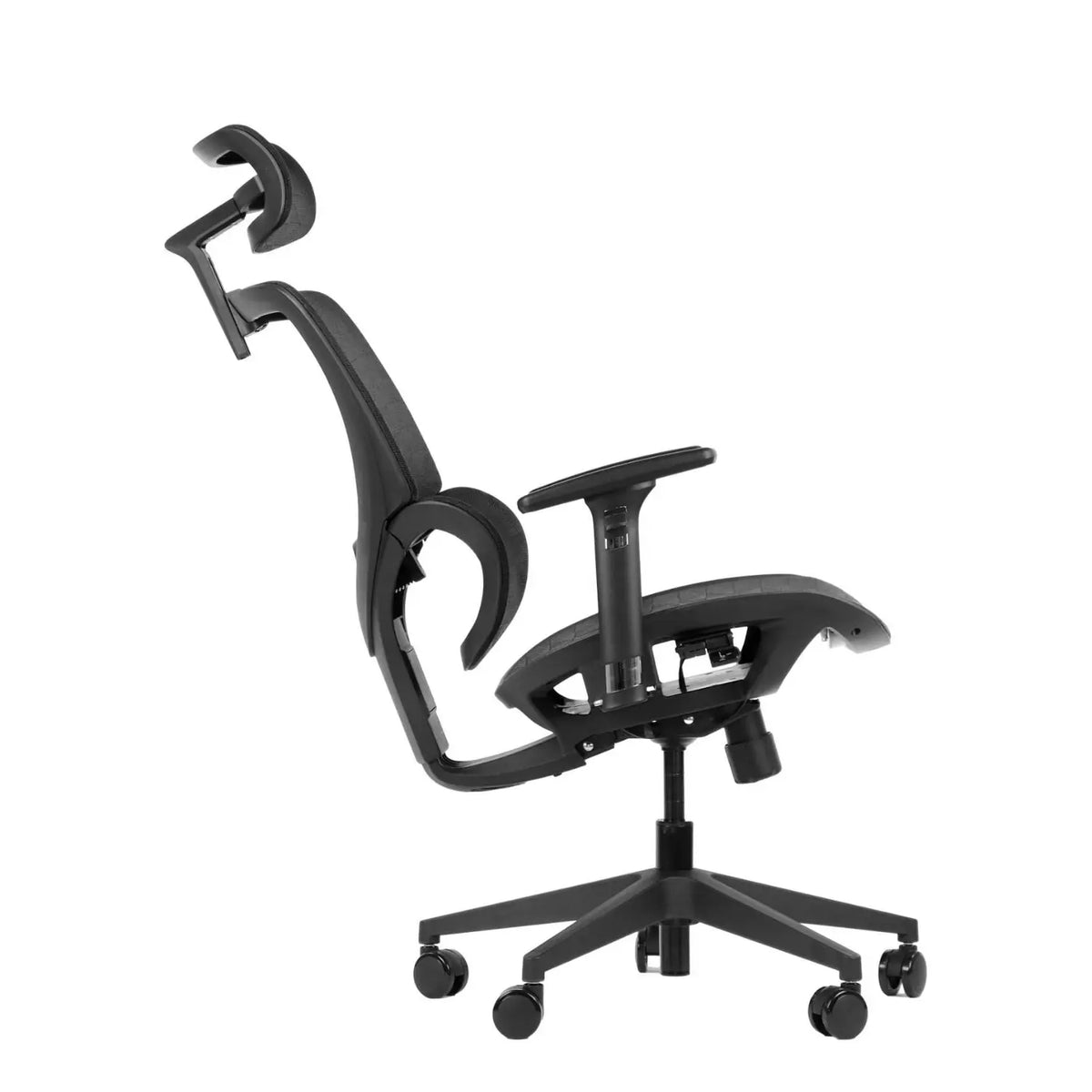 Proizvod je ergonomska uredska stolica, točnije model Ergonew S1. Slika prikazuje stolicu iz bočnog kuta, ističući njezin elegantan dizajn, podesive naslone za ruke i oblikovani naslon za leđa koji podržava pravilno držanje. Stolica ima crnu završnu obradu i montirana je na bazu u pet točaka s kotačićima za mobilnost.