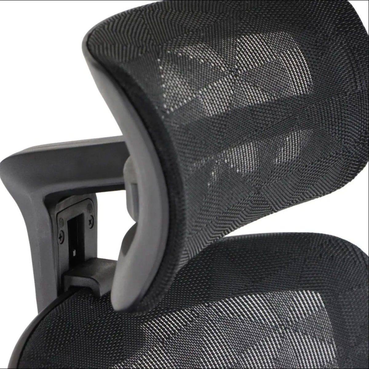 Slika prikazuje ergonomsku uredsku stolicu, točnije model Ergonew S1. Prikazuje krupan plan naslona za glavu i naslona za leđa na stolici, ističući mrežastu tkaninu i podesivi dizajn koji potiče udobnost i potporu za korisnika.