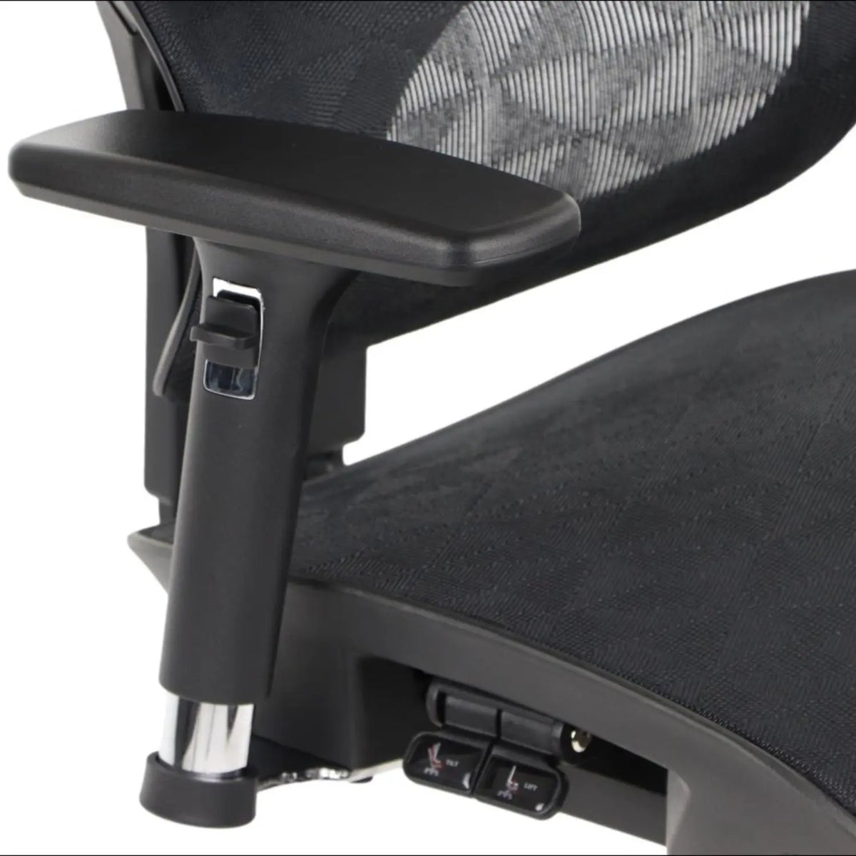 Slika prikazuje ergonomsku uredsku stolicu, točnije model Ergonew S1. Sadrži podesive naslone za ruke s polugom za podešavanje visine i kontrolnim gumbima za funkcije nagiba i naginjanja, naglašavajući udobnost i potporu za dugotrajno sjedenje. Stolica ima elegantan crni dizajn s mrežastim naslonom za prozračnost.