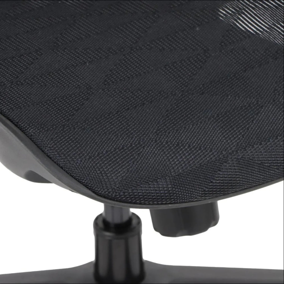 Slika prikazuje ergonomsku uredsku stolicu, točnije model Ergonew S1. Sadrži teksturirano crno sjedalo, dizajnirano za udobnost i potporu, s vidljivim mehanizmom za podešavanje visine na bazi.
