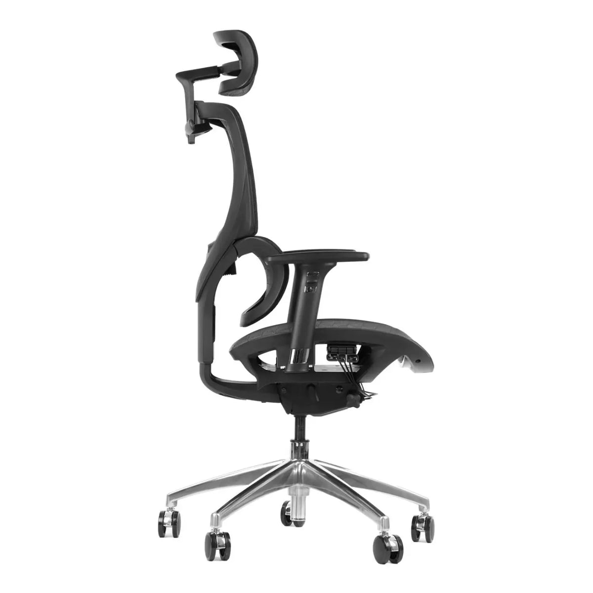 Proizvod je ergonomska uredska stolica, točnije model Ergonew S1A. Slika prikazuje stolicu s bočne strane, ističući njezin elegantan dizajn, podesive naslone za ruke i potporni naslon za leđa. Stolica ima kromirano postolje s kotačićima za mobilnost, naglašavajući i funkcionalnost i stil.