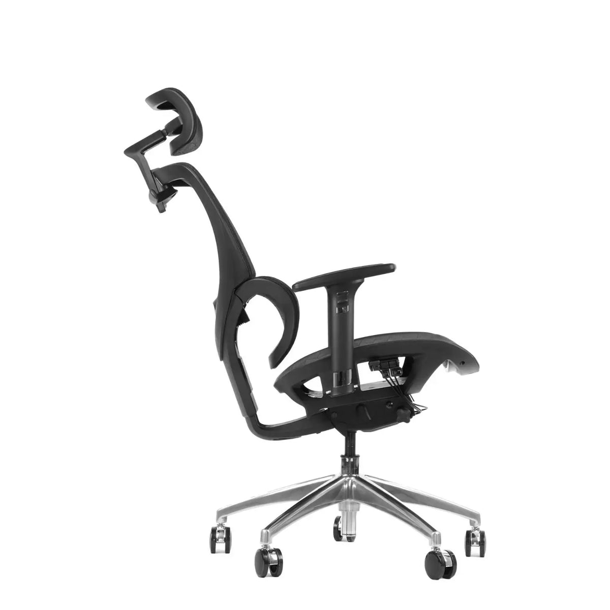 Proizvod je ergonomska uredska stolica, točnije model Ergonew S1A. Slika prikazuje stolicu iz bočnog kuta, ističući njezin elegantan dizajn, podesive naslone za ruke i moderno postolje s kotačićima za mobilnost. Stolica ima oblikovan naslon za leđa i minimalističku estetiku, prikladnu za uredska okruženja.