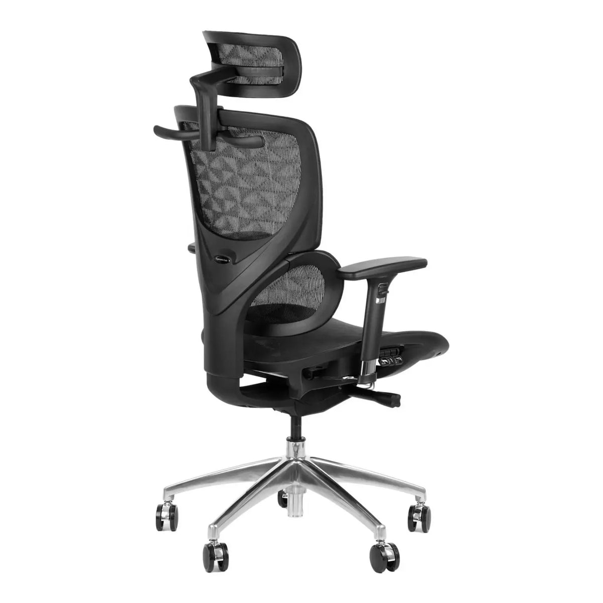 Proizvod je ergonomska uredska stolica, točnije model Ergonew S1A. Slika prikazuje elegantnu crnu stolicu s mrežastim naslonom za leđa i naslonom za glavu, dizajniranu za udobnost i potporu. Ima podesive naslone za ruke i kromirano postolje s kotačićima za mobilnost.