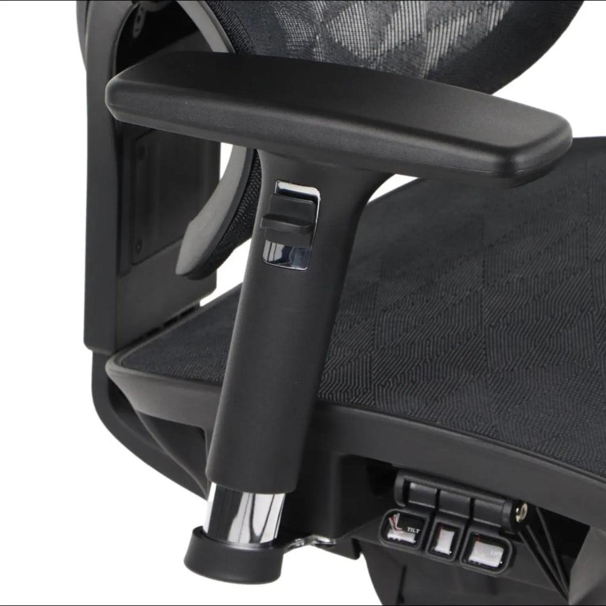 Slika prikazuje ergonomsku uredsku stolicu, točnije model Ergonew S1A. Prikazuje krupan plan naslona za ruke, koji uključuje polugu za podešavanje visine i upravljačke gumbe za razne funkcije stolice. Stolica ima moderan dizajn s mrežastim naslonom i teksturiranim sjedalom.