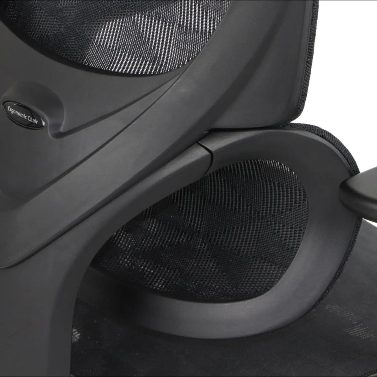 Proizvod je ergonomska uredska stolica, točnije model Ergonew S1A. Slika prikazuje detaljan prikaz strukture stolice, ističući njezin elegantan dizajn, mrežastu tkaninu i podesive komponente koje doprinose udobnosti i potpori.