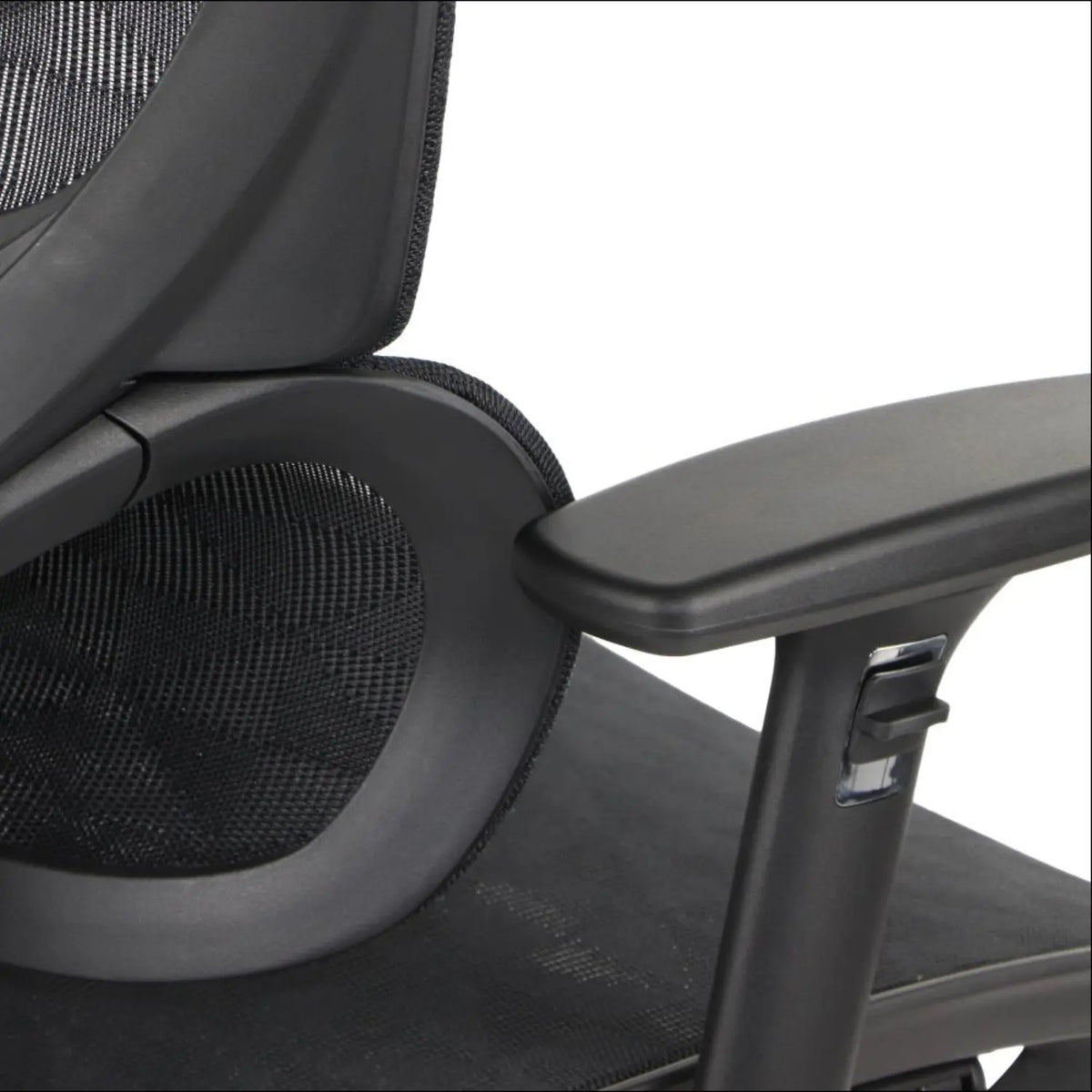 Proizvod je ergonomska uredska stolica, točnije model Ergonew S1A. Slika prikazuje krupni plan naslona za leđa i naslona za ruke stolice, ističući njezin mrežasti materijal i podesive značajke za udobnost i potporu.