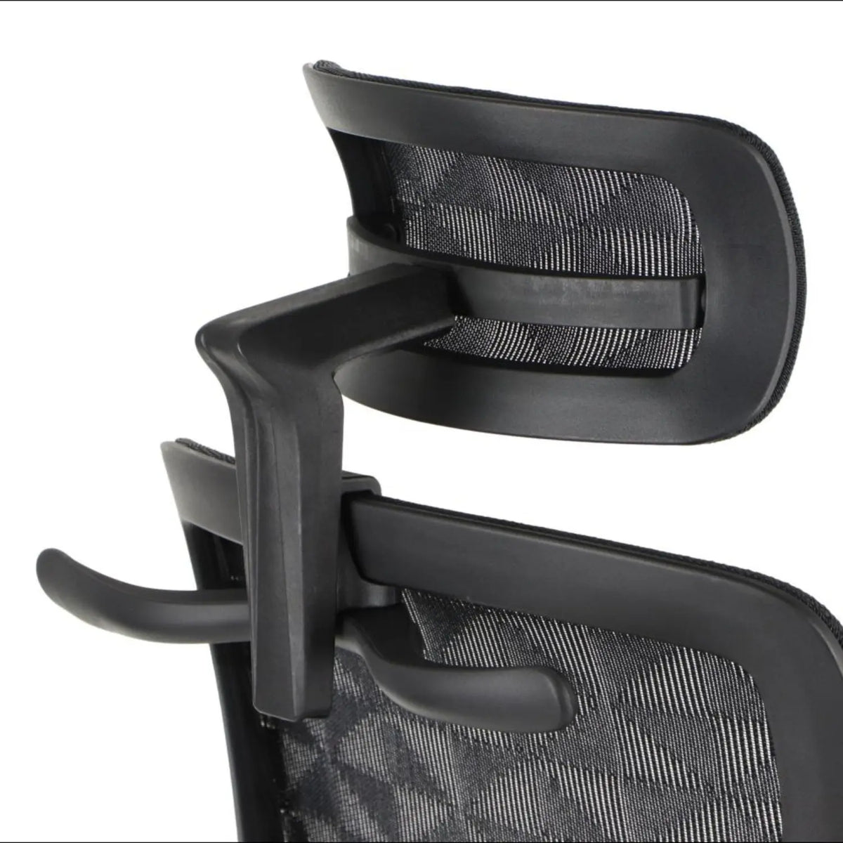 Proizvod je ergonomska uredska stolica, točnije model Ergonew S1A. Slika prikazuje krupni plan naslona za leđa i naslona za ruke stolice, ističući elegantan dizajn i upotrebu prozračnog mrežastog materijala za udobnost i potporu.