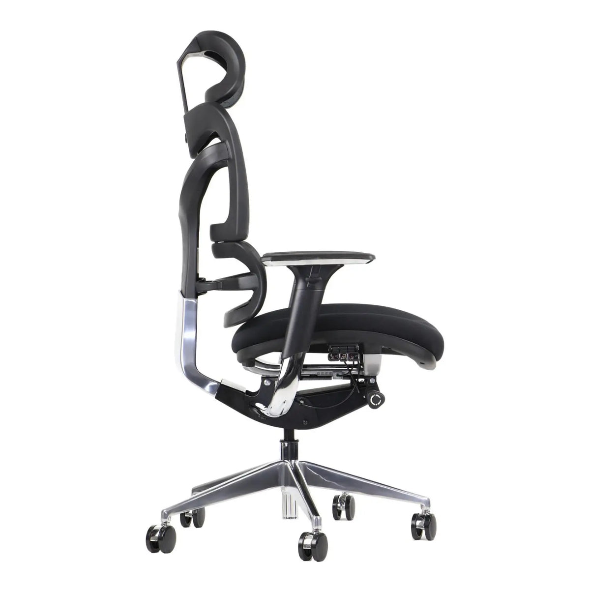 Slika prikazuje ergonomsku uredsku stolicu, točnije model Ergonew S7. Stolica ima elegantan dizajn s visokim naslonom za leđa, podesivim naslonima za ruke i udobnim sjedalom, a sve je poduprto kromiranom bazom s kotačićima za mobilnost. Cjelokupna estetika naglašava modernu ergonomiju za veću udobnost tijekom dugih sati uporabe.